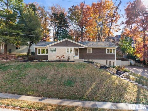 Photo of 1 KENWOOD Avenue, Davenport, IA 52803 (MLS # QC4269387)