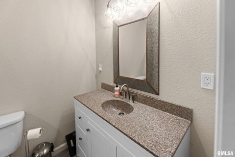 Tiny photo for 416 S MAPLE Street, Salem, IL 62881 (MLS # EB458518)