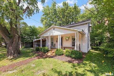 Photo of 416 S MAPLE Street, Salem, IL 62881 (MLS # EB458518)