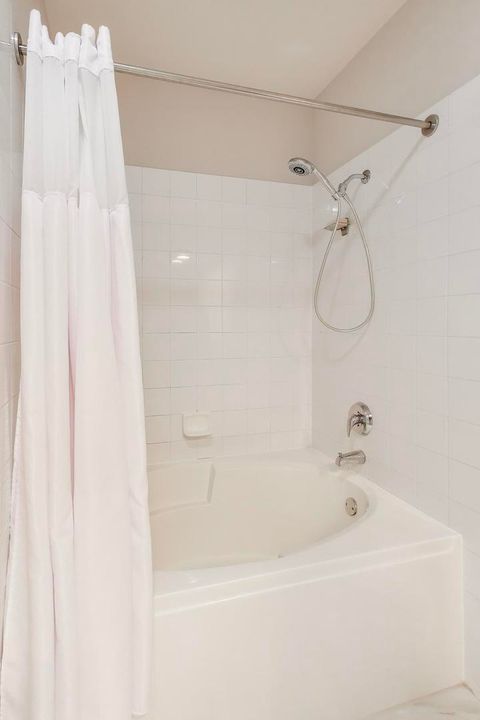 Tiny photo for 1914 Farnsworth Lane #208, Northbrook, IL 60062 (MLS # 12564472)