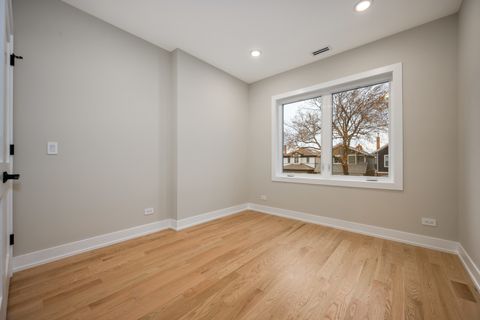 Tiny photo for 2225 W Carmen Avenue, Chicago, IL 60625 (MLS # 12585510)