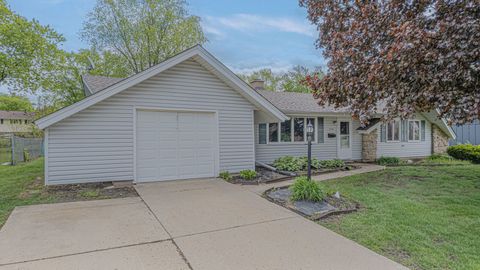Photo of 635 S SPRINGINSGUTH Road, Schaumburg, IL 60193 (MLS # 12643153)