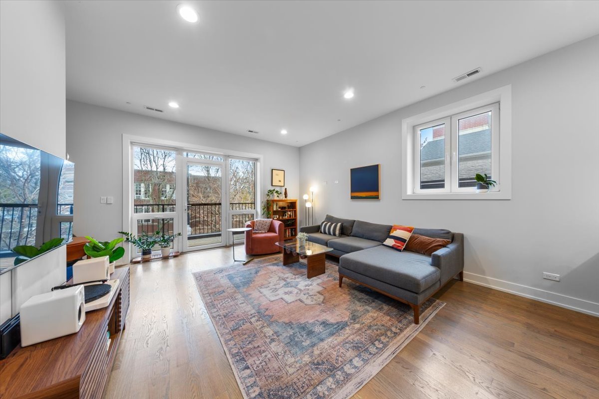 2150 W FOSTER Avenue 2