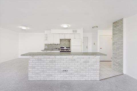 Tiny photo for 20 N Tower Road #12L, Oak Brook, IL 60523 (MLS # 12509156)