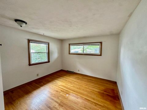 Tiny photo for 2804 OAK Street, Davenport, IA 52806 (MLS # 100000316)