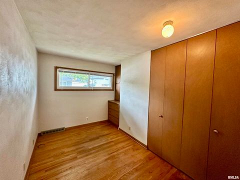 Tiny photo for 2804 OAK Street, Davenport, IA 52806 (MLS # 100000316)