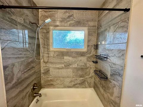 Tiny photo for 2804 OAK Street, Davenport, IA 52806 (MLS # 100000316)