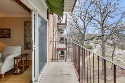 Tiny photo for 441 N Park Boulevard #4B, Glen Ellyn, IL 60137 (MLS # 12558882)