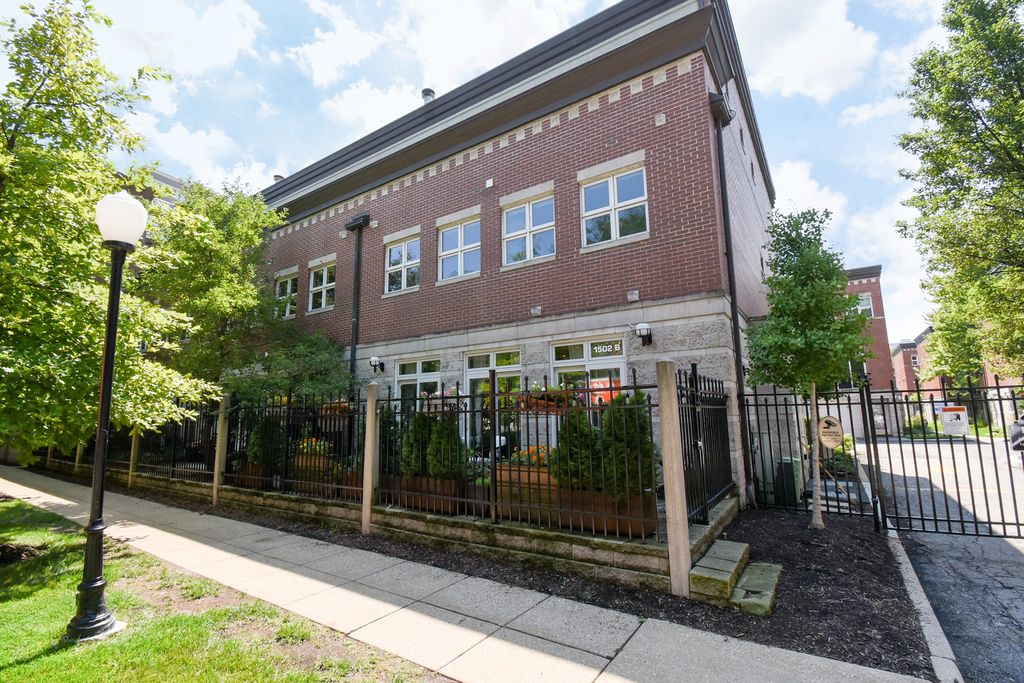 Photo for 1502 S Prairie Avenue #B, Chicago, IL 60605 (MLS # 12445551)