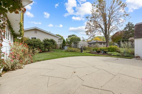 Tiny photo for 851 Crest Avenue, Elk Grove Village, IL 60007 (MLS # 12498917)