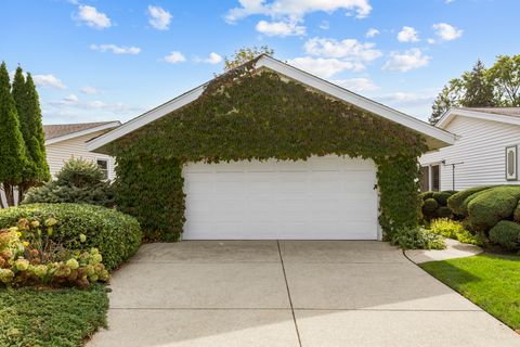 Tiny photo for 851 Crest Avenue, Elk Grove Village, IL 60007 (MLS # 12498917)