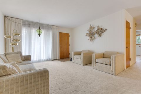 Tiny photo for 851 Crest Avenue, Elk Grove Village, IL 60007 (MLS # 12498917)