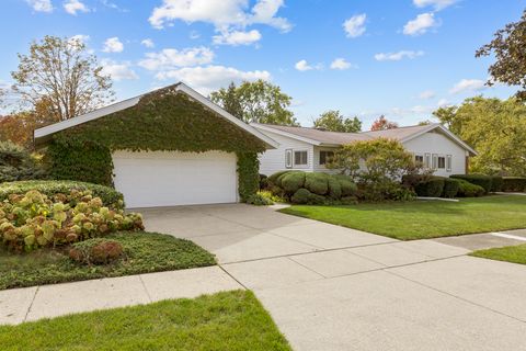 Tiny photo for 851 Crest Avenue, Elk Grove Village, IL 60007 (MLS # 12498917)