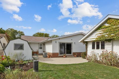 Tiny photo for 851 Crest Avenue, Elk Grove Village, IL 60007 (MLS # 12498917)