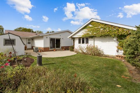 Tiny photo for 851 Crest Avenue, Elk Grove Village, IL 60007 (MLS # 12498917)