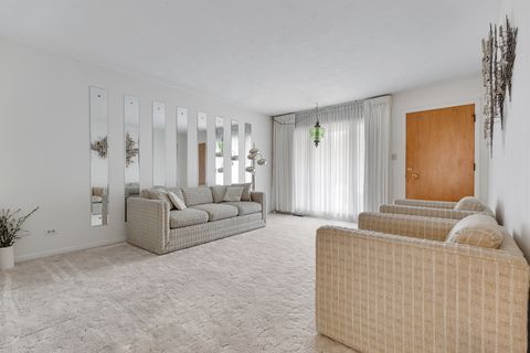 Tiny photo for 851 Crest Avenue, Elk Grove Village, IL 60007 (MLS # 12498917)