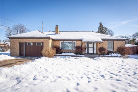 Photo of 622 53RD Street, Moline, IL 61265 (MLS # QC4270105)