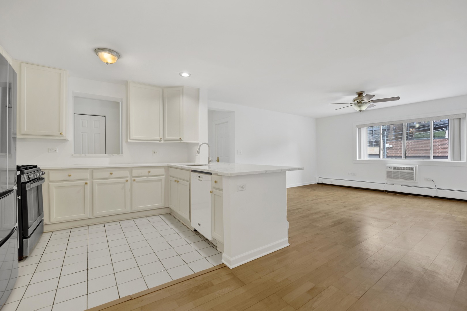 900 W FULLERTON Avenue 2J