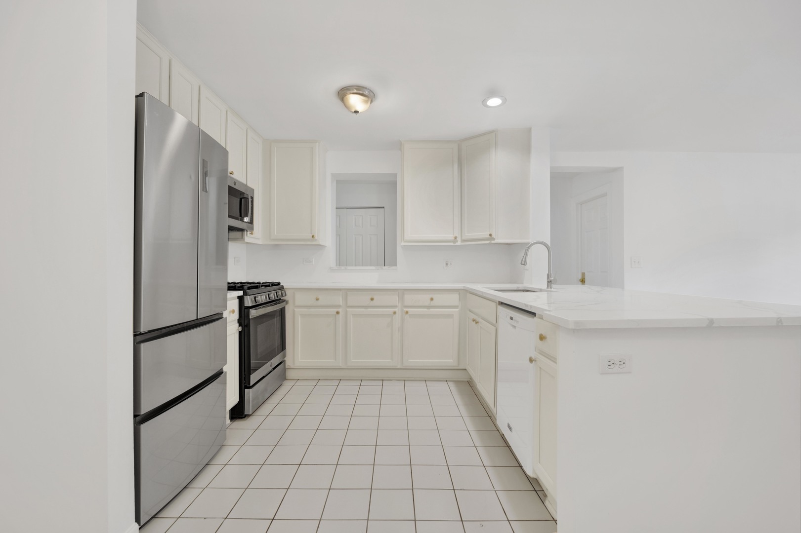 900 W FULLERTON Avenue 2J