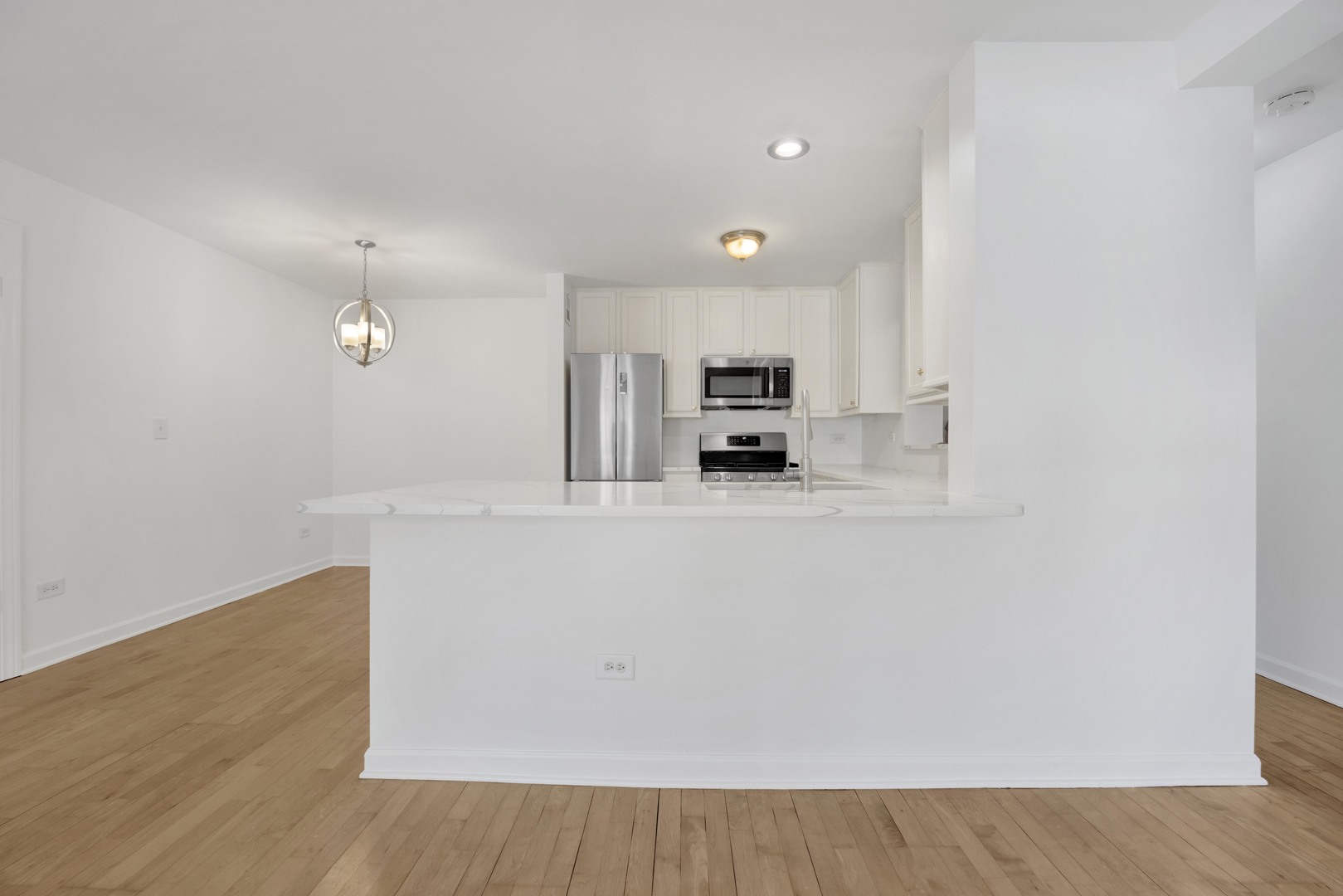 900 W FULLERTON Avenue 2J