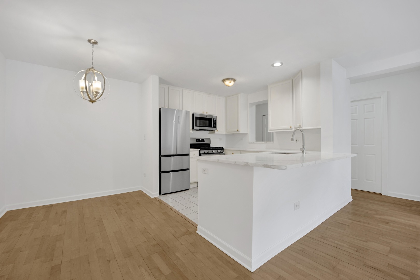 900 W FULLERTON Avenue 2J
