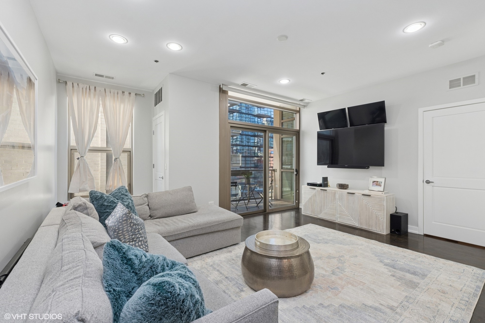 150 W Superior Street 605