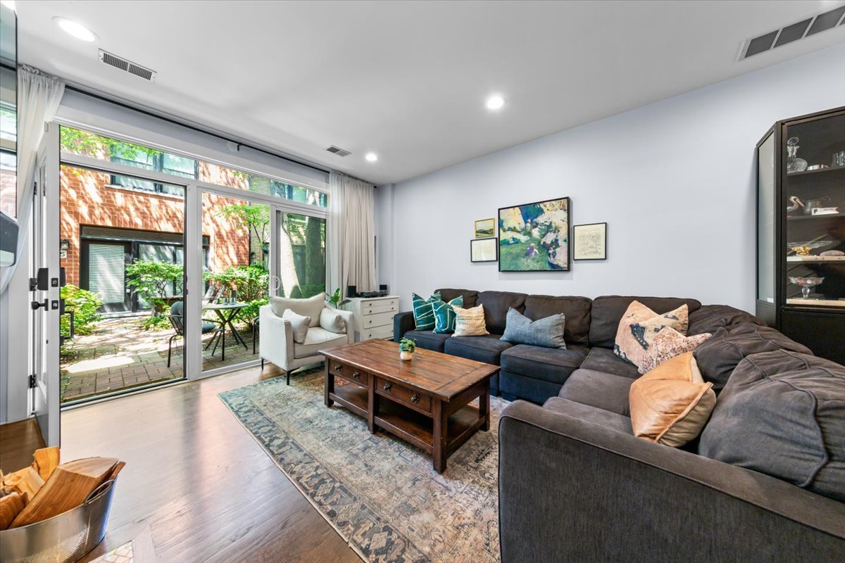 1801 W DIVERSEY Parkway 14