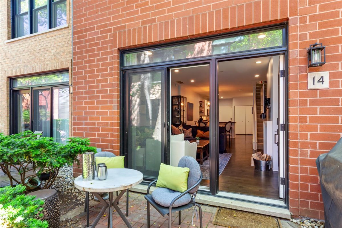 1801 W DIVERSEY Parkway 14