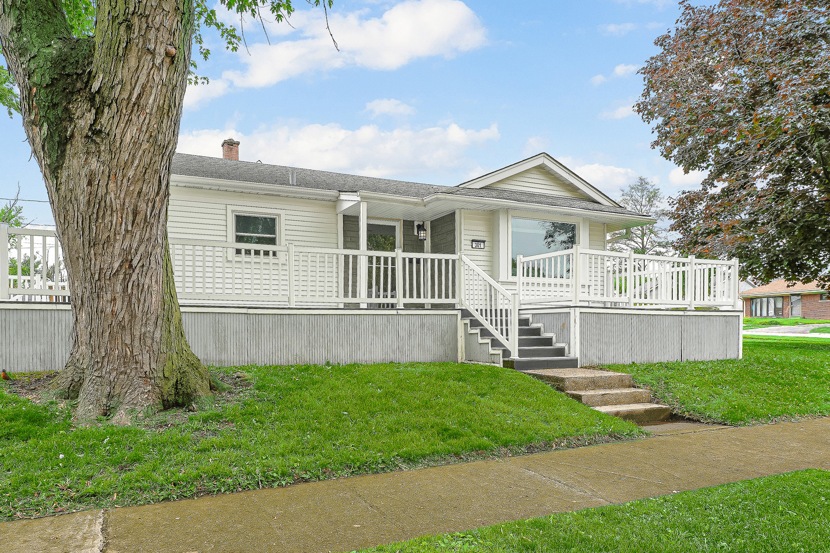 301 W GRAHAM Avenue