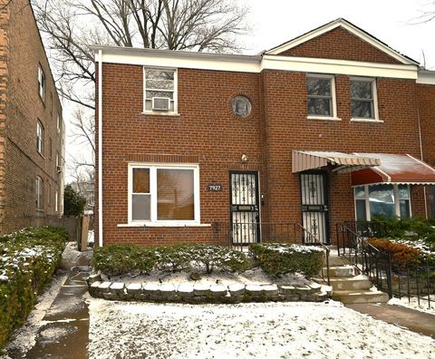 Photo of 7927 S JEFFERY Boulevard, Chicago, IL 60617 (MLS # 12604673)