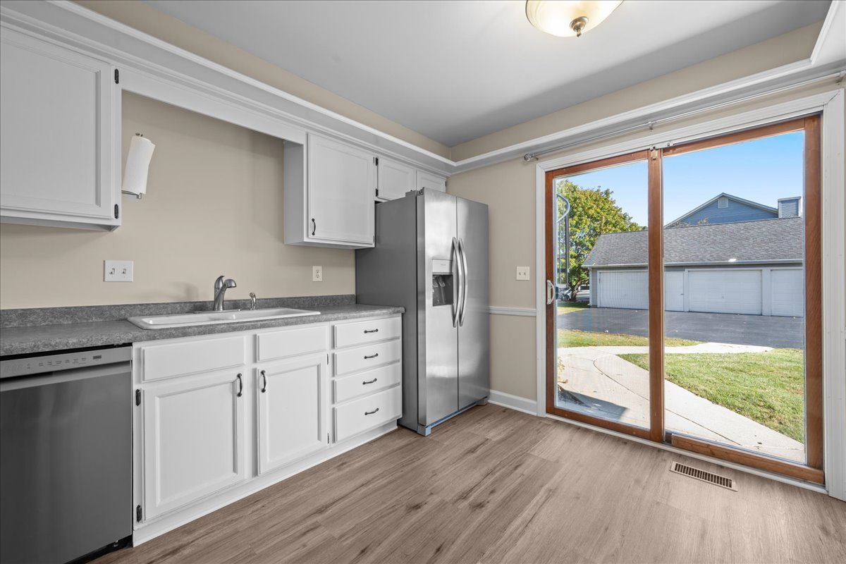 South Elgin, Illinois 60177, United States, 2 Bedrooms Bedrooms, ,2 BathroomsBathrooms,Residential,Active,232345