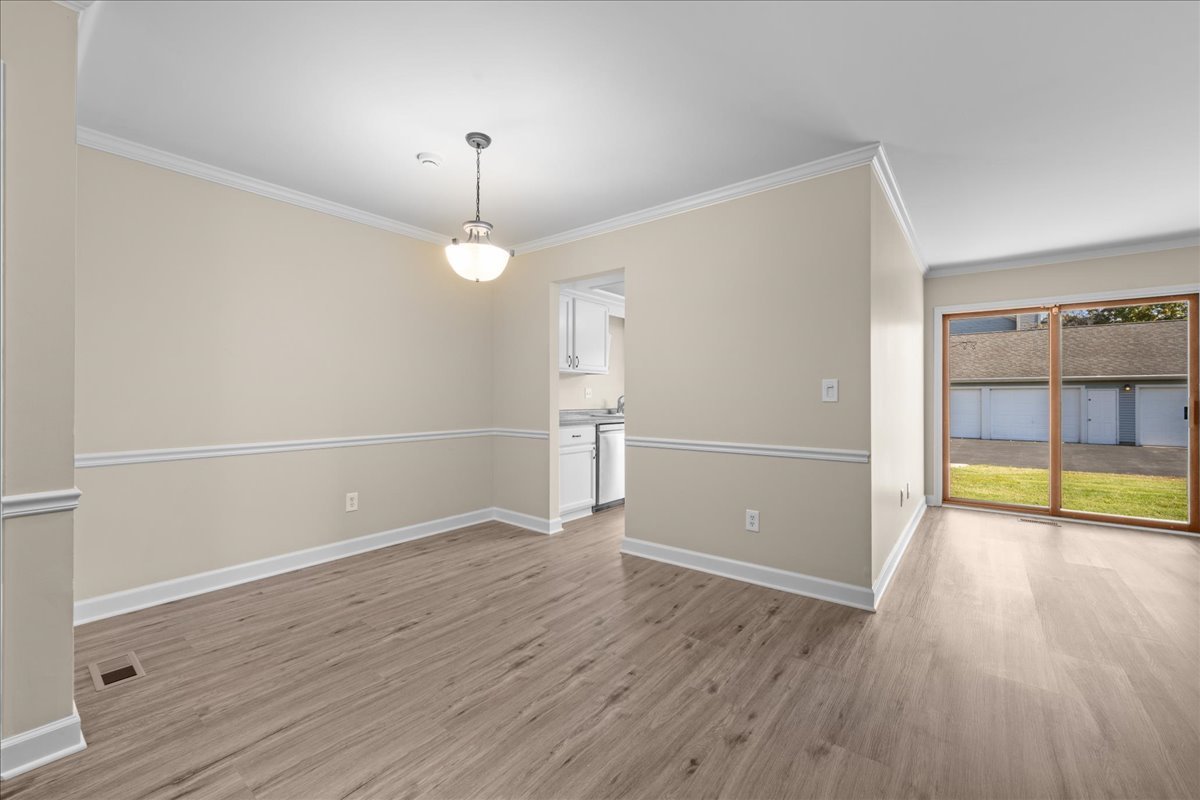 South Elgin, Illinois 60177, United States, 2 Bedrooms Bedrooms, ,2 BathroomsBathrooms,Residential,Active,232345