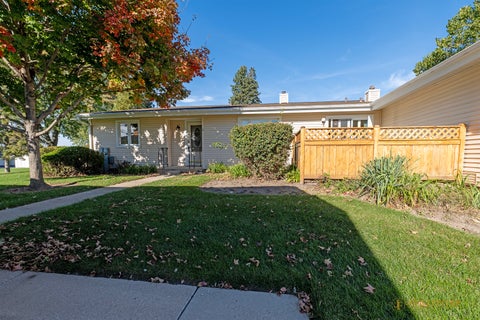Tiny photo for 819 Wiltshire Drive #3, McHenry, IL 60050 (MLS # 12781884)