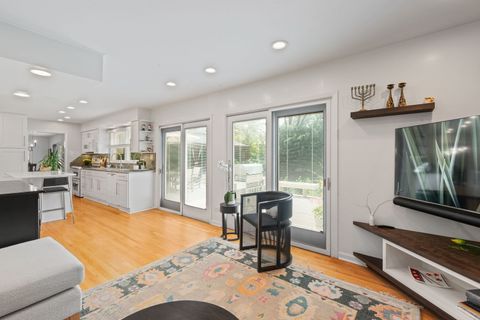 Tiny photo for 934 Wayne Avenue, Deerfield, IL 60015 (MLS # 12438977)