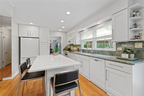 Tiny photo for 934 Wayne Avenue, Deerfield, IL 60015 (MLS # 12438977)