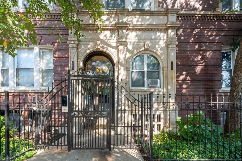 Photo for 1424 E Hyde Park Boulevard #2, Chicago, IL 60615 (MLS # 12494692)