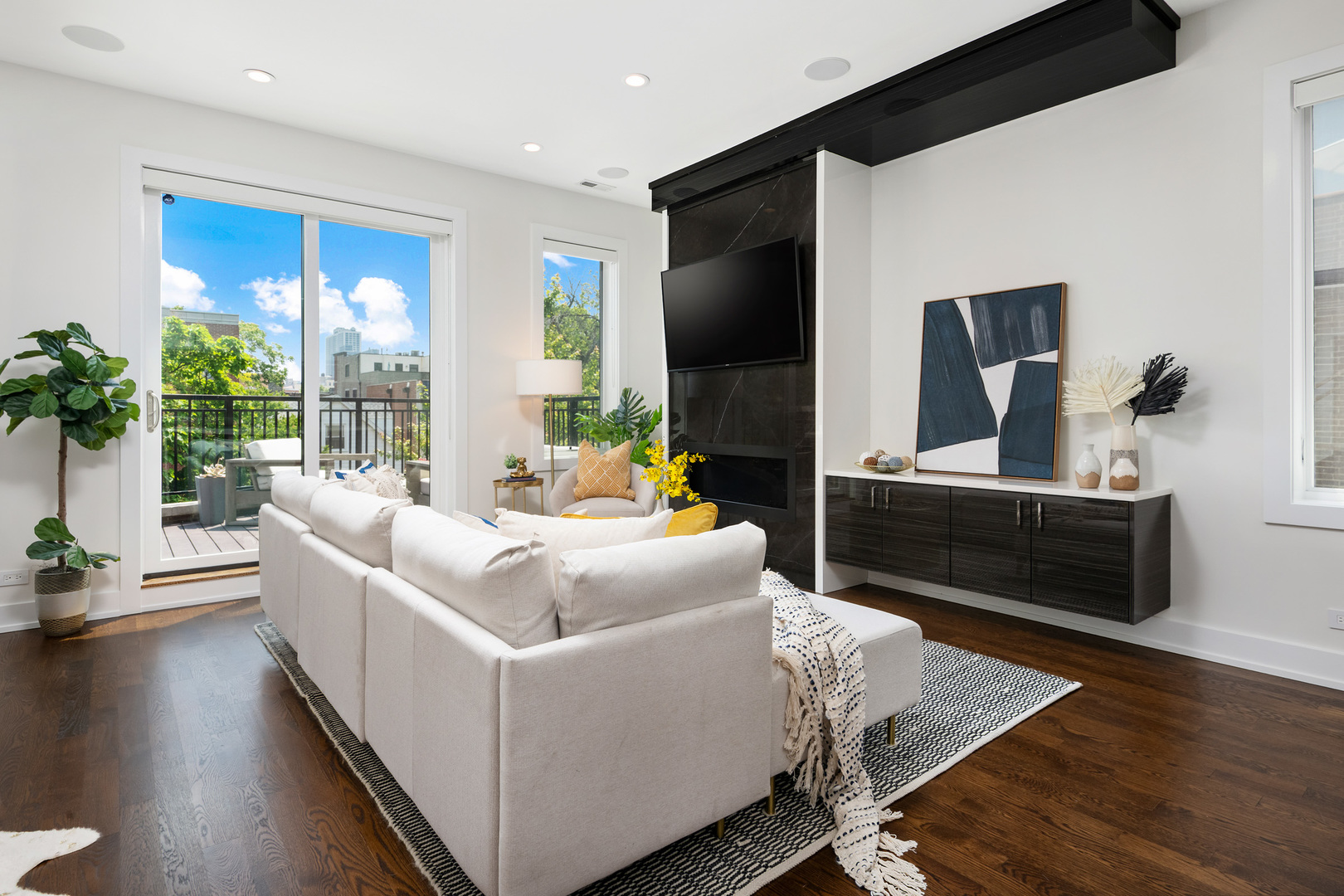 2908 N Burling Street 3