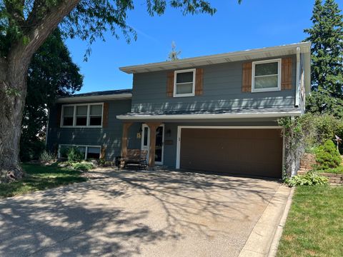 Tiny photo for 3223 Kenwood Avenue, Davenport, IA 52807 (MLS # 12669473)