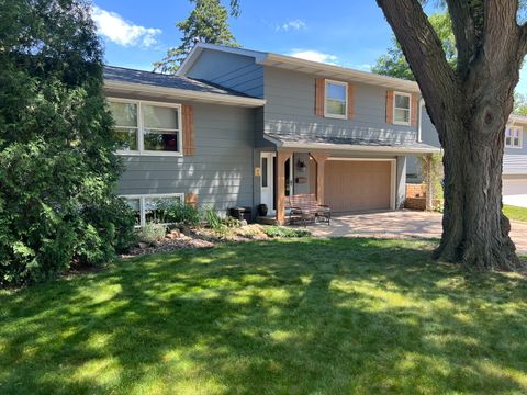 Photo of 3223 Kenwood Avenue, Davenport, IA 52807 (MLS # 12669473)