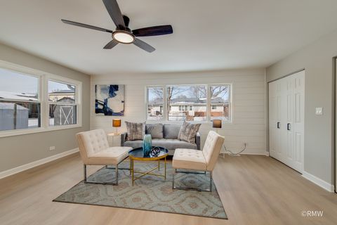 Tiny photo for 502 Oakton Street, Elk Grove Village, IL 60007 (MLS # 12551763)