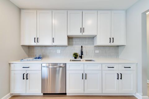 Tiny photo for 502 Oakton Street, Elk Grove Village, IL 60007 (MLS # 12551763)