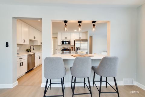 Tiny photo for 502 Oakton Street, Elk Grove Village, IL 60007 (MLS # 12551763)