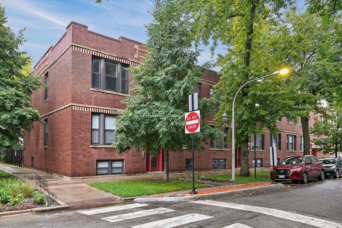 2920 W Berteau Avenue 2