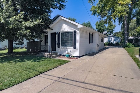 Photo of 1301 W Wood Street, Bloomington, IL 61701 (MLS # 12749460)