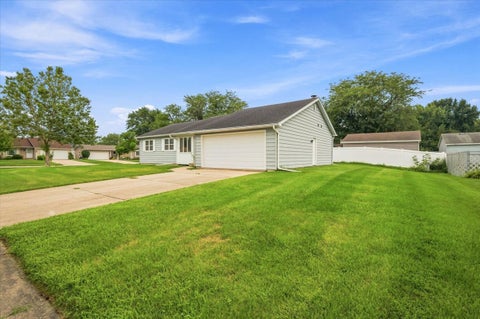 Tiny photo for 482 Pinewood Drive, North Aurora, IL 60542 (MLS # 12732133)
