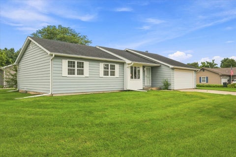Tiny photo for 482 Pinewood Drive, North Aurora, IL 60542 (MLS # 12732133)