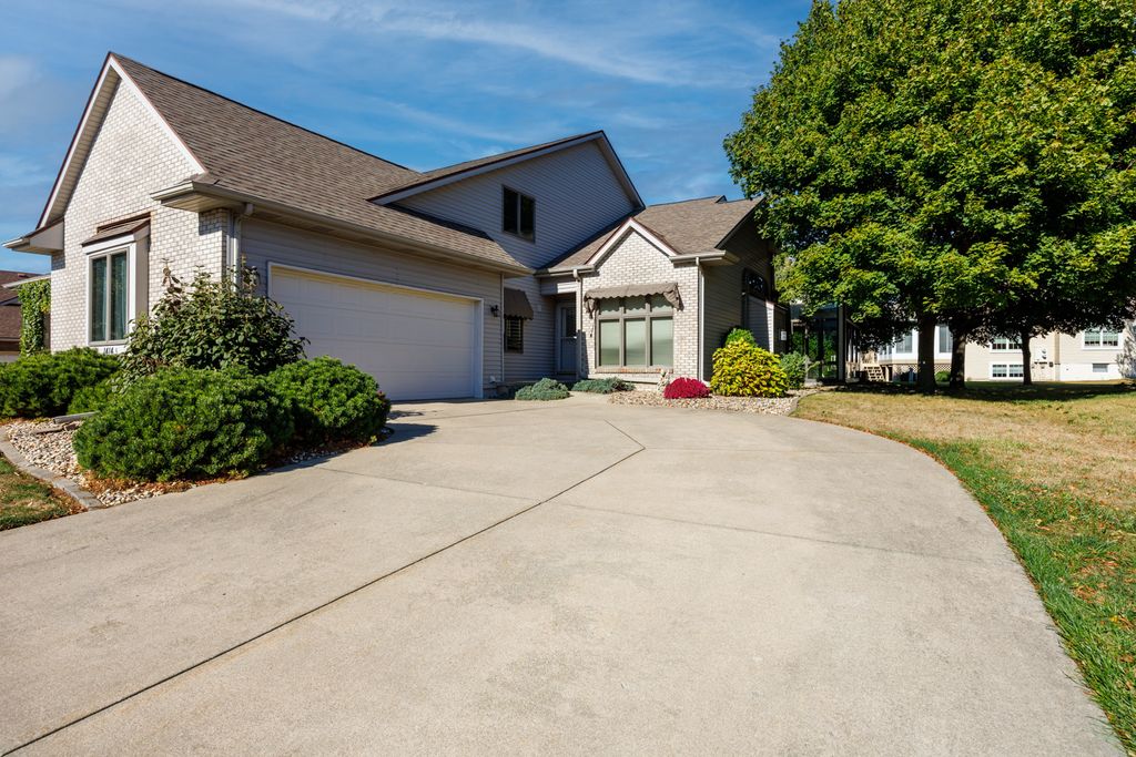 Photo for 1414B Tamarack Cc Trail, Normal, IL 61761 (MLS # 12492048)