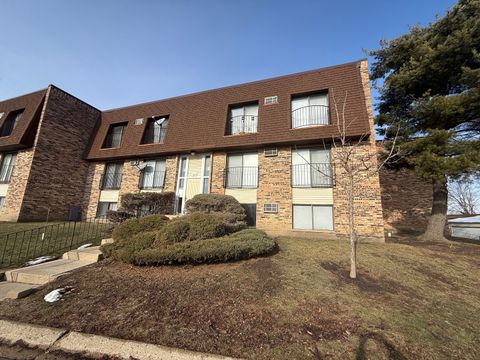 Tiny photo for 202 S Waters Edge Drive #102, Glendale Heights, IL 60139 (MLS # 12518944)