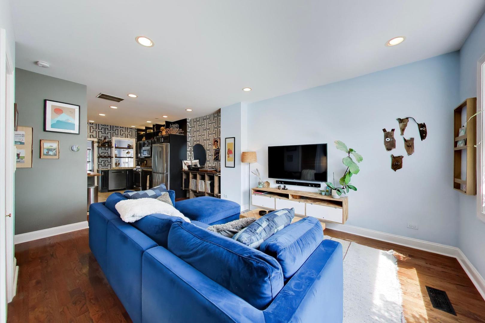 3438 W Le Moyne Street