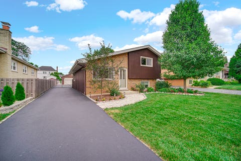 Tiny photo for 557 W Crockett Avenue, Elmhurst, IL 60126 (MLS # 12628053)